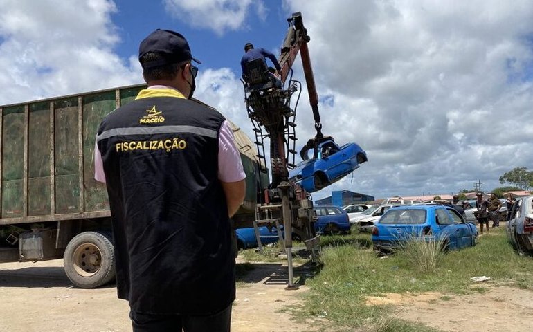 Convívio Social inicia ação para retirada de carcaças em ferro-velho