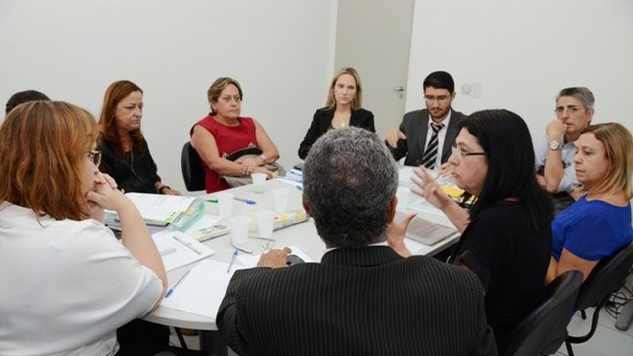 Secretária de Saúde discute atendimento materno infantil com integrantes de MP