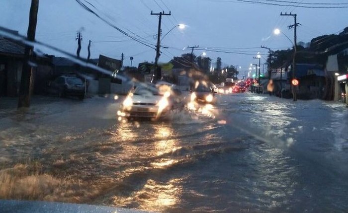 Grande Florianópolis registra alagamentos e desmoronamentos