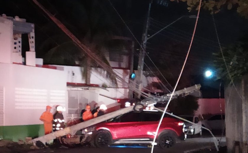 Carro derruba poste e interdita trânsito no Eixo Quartel; condutor recusou atendimento