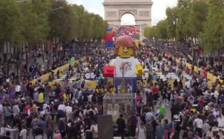Paris foi tomada por LEGO — cuidado onde pisa!