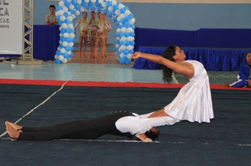 Dupla alagoana brilha na Europa com apresentação de dança circense