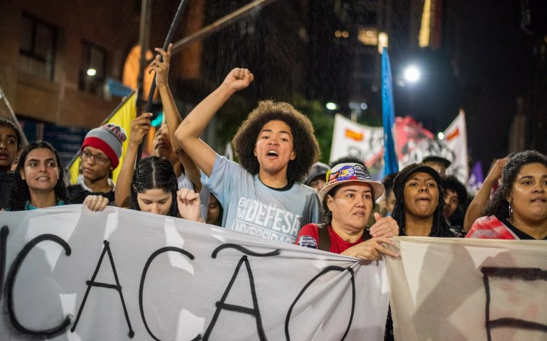 Ativistas fazem caminhada pela democracia no centro do Rio