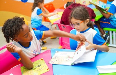 Entre livros, acolhimento e descobertas, estudantes se encantam com a nova Escola Maceió Leitura