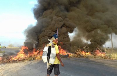 Índios bloqueiam trechos da BR 101 e 423 em protesto contra a PEC 241