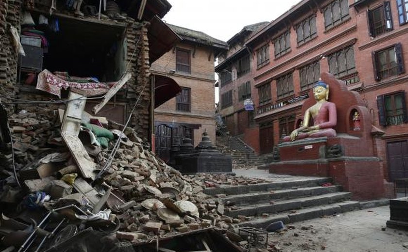 Três mulheres nepalesas são resgatadas com vida oito dias após terremoto