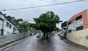As obras foram realizadas após avaliações técnicas identificarem risco estrutural em imóveis localizados na encosta. Foto: Reprodução/Internet.