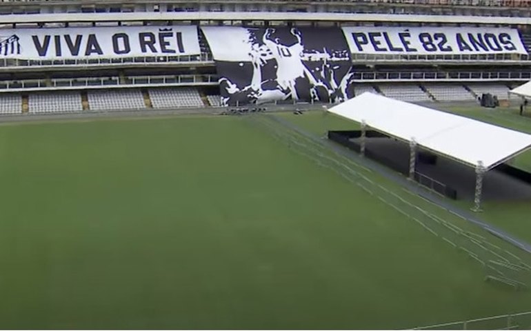 Corpo de Pelé chega à Vila Belmiro para velório, que terá caixão com urna aberta