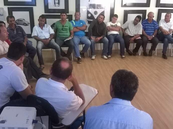 Maio Amarelo: reunião com taxistas discute cuidados no trânsito