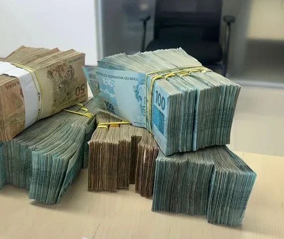 PF prende empresário com R$ 270 mil dentro da Prefeitura de Murici