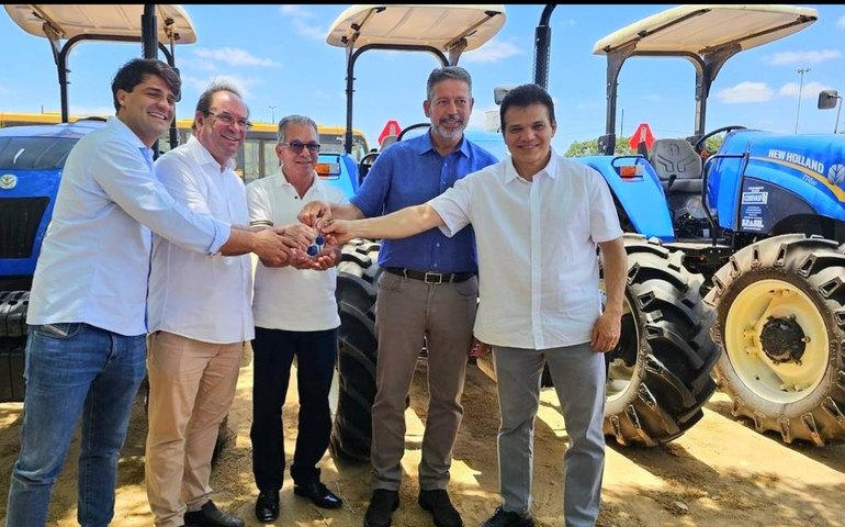 Arapiraca recebe cinco novos tratores para ampliar ações de apoio à agricultura
