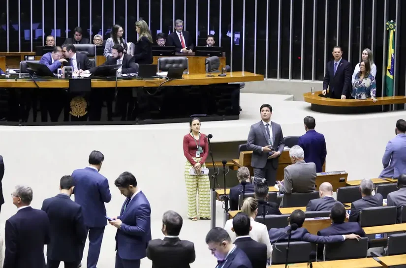 Sem acordo, Câmara não pauta foro privilegiado nem anistia a 8/1