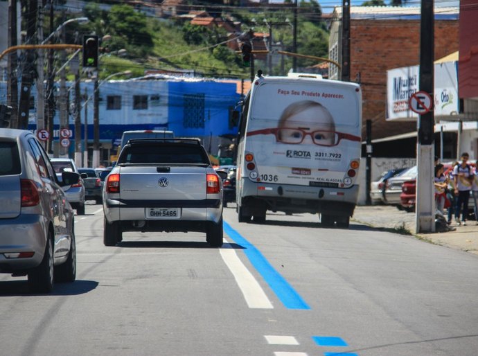 Faixa exclusiva do transporte coletivo recebe nova pintura da SMTT em Maceió