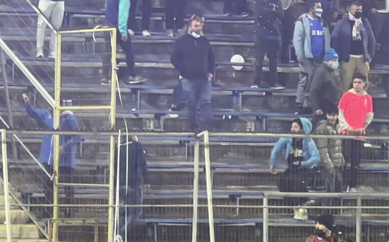 Torcedores imitam macaco e atiram pedras e sinalizador em flamenguistas no Chile