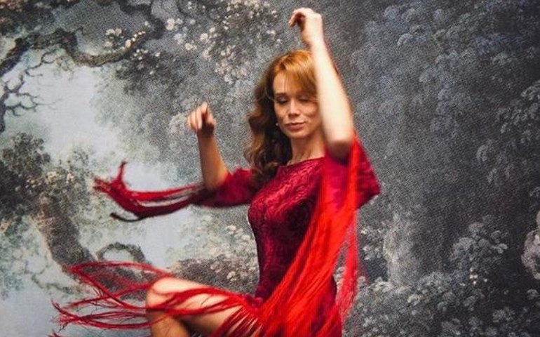 Mariana Ximenes revive o dilema da suposta traição de Capitu