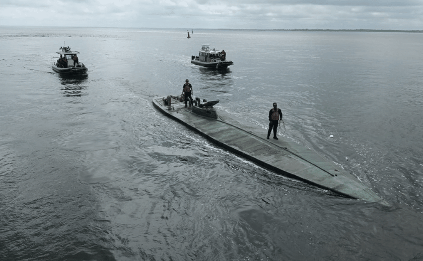 Navio de guerra americano intercepta narcossubmarino com 2,3 toneladas de cocaína, na Guiana