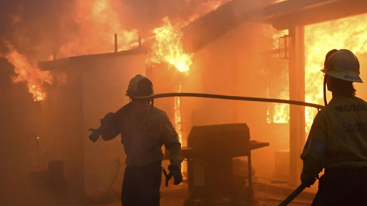 Ventos voltam a ganhar força em Los Angeles e complicam batalha contra incêndios