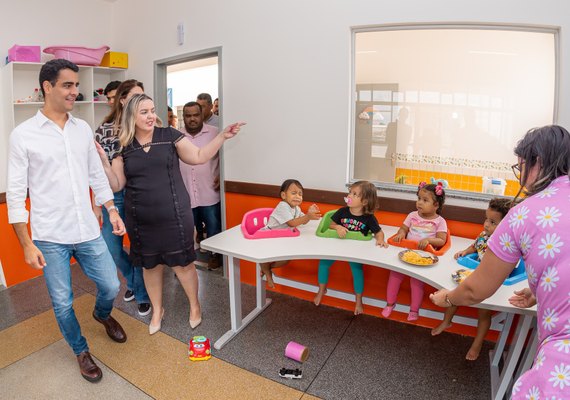 Prefeito JHC entrega creche para atender crianças do Residencial Maceió I