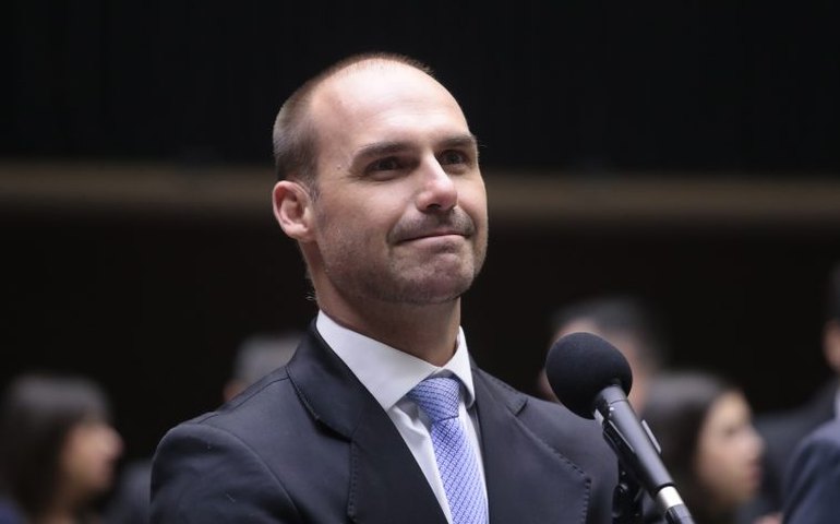 Eduardo Bolsonaro desaprova candidatura de 'direita permitida' em meio a sondagens por Tarcísio