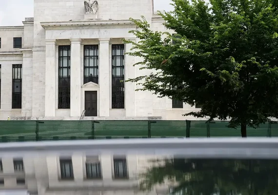 Mudança na política comercial e de imigração pode ter potencial risco inflacionário, diz Fed
