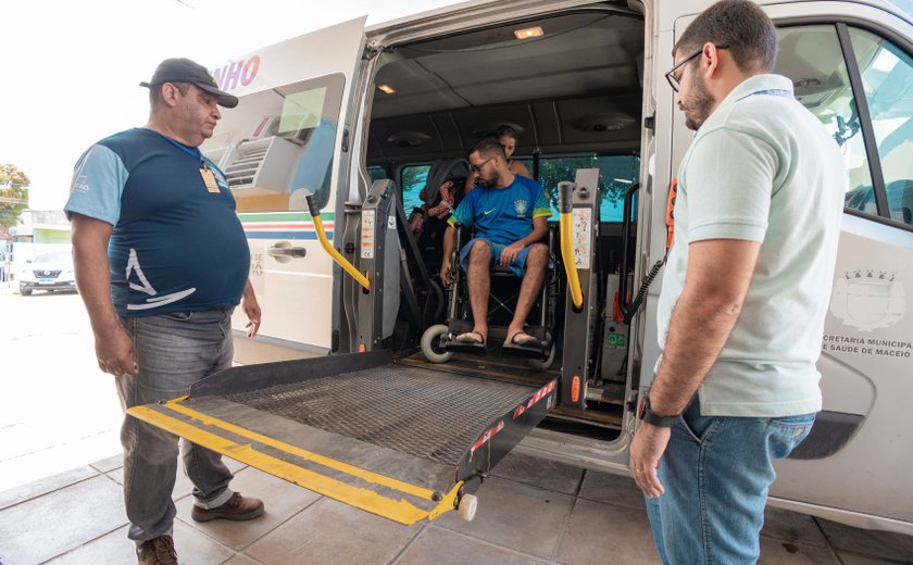 Vans adaptadas são disponibilizadas para usuários do Centro Especializado em Reabilitação