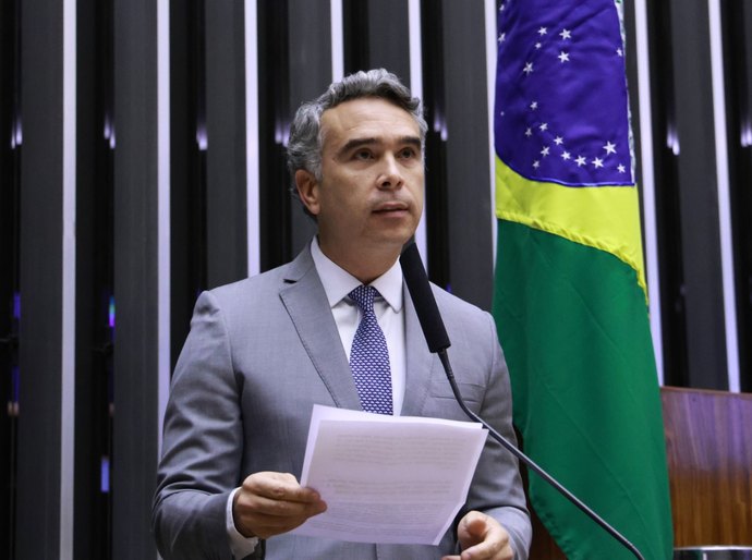 Deputado Rafael Brito apresenta PL que regula oferta de alimentos no ambiente escolar