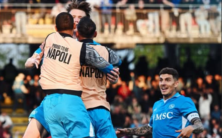 Napoli supera o lanterna Monza e iguala a pontuação da Inter na briga pelo título do Italiano