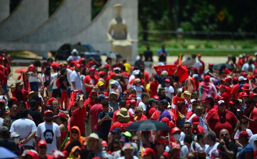 Multidão toma conta da Esplanada em domingo ensolarado na capital