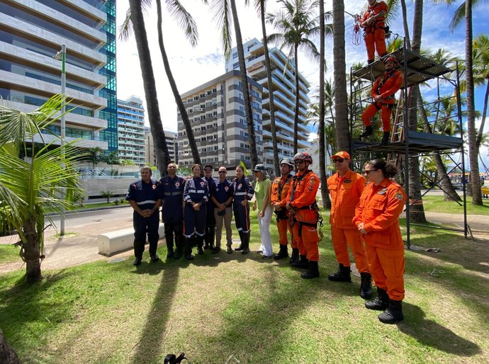 Samu e Bombeiros simulam resgate de vítimas de acidentes de trabalho na campanha Abril Verde