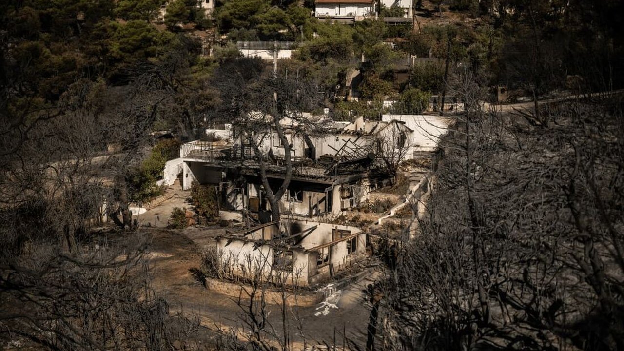 Na Grécia, incêndio florestal é controlado em área próxima a Atenas, dizem bombeiros