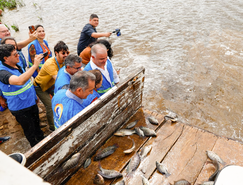 Foram depositados no açude 150 mil alevinos para incentivar a piscicultura e a prática da pesca 