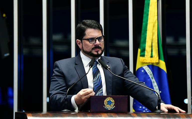 Marcos do Val manifesta preocupação com possível liberação do porte de maconha