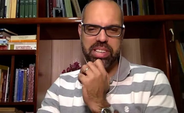 Allan dos Santos, blogueiro foragido, em participação no Terça Livre