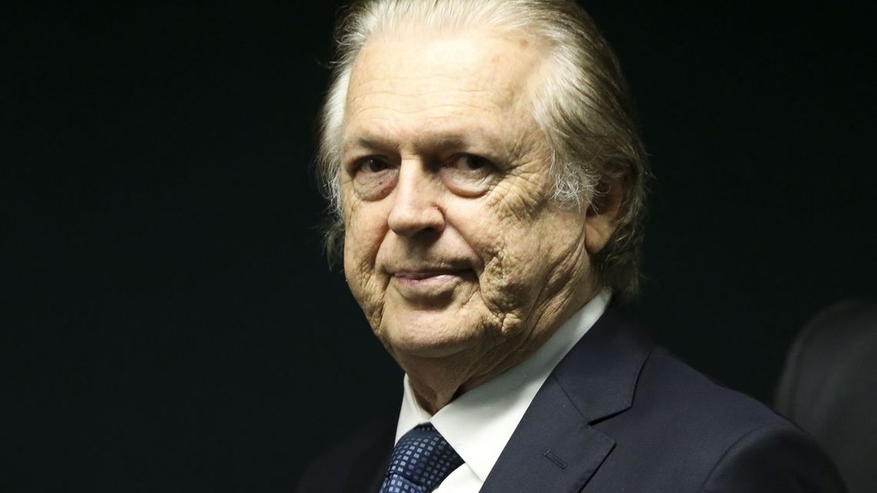 Bivar confirma saída do União Brasil do grupo da terceira via