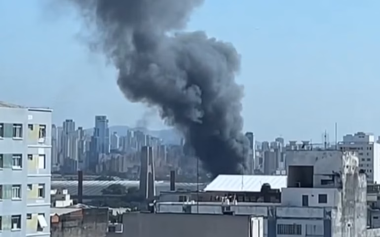 Incêndio atinge comunidade no Bom Retiro na capital paulista