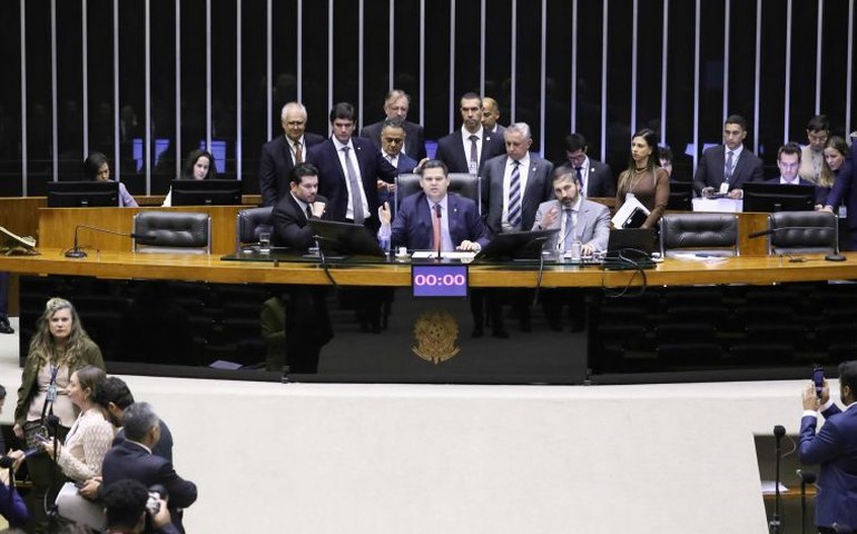 Congresso aprova crédito para turismo e convocação de aprovados na polícia do DF