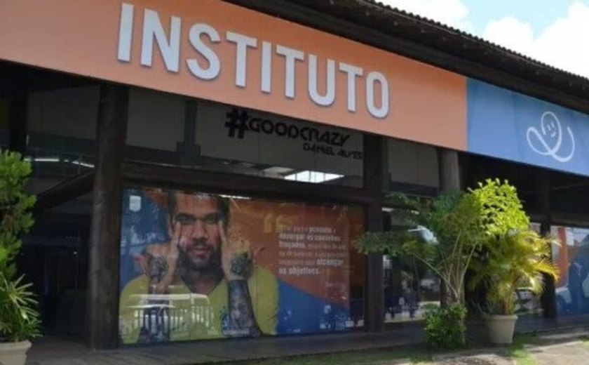 Instituto em Lauro de Freitas retira foto e nome de Daniel Alves da fachada