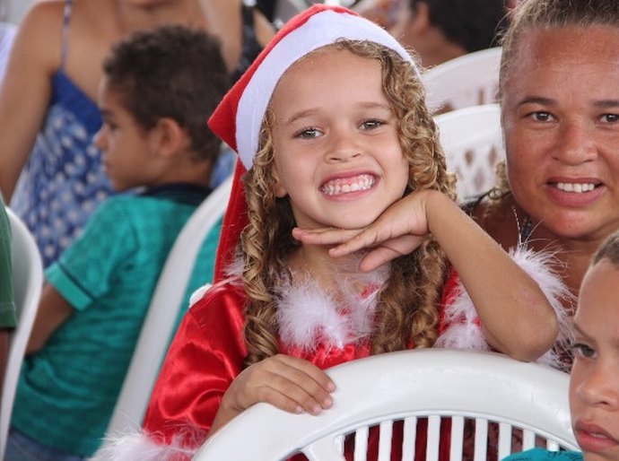 Sinturb marca presença no natal da Adefal com presentes para a criançada