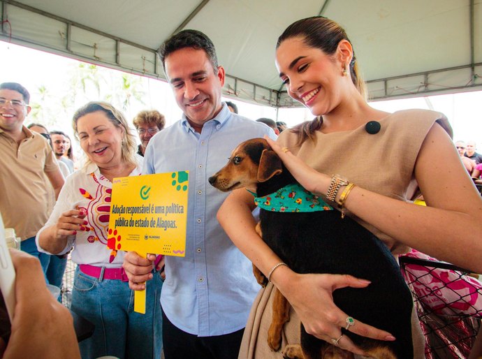 Do abandono ao novo lar: Rosinha é adotada por governador e primeira-dama em feira de acolhimento de animais