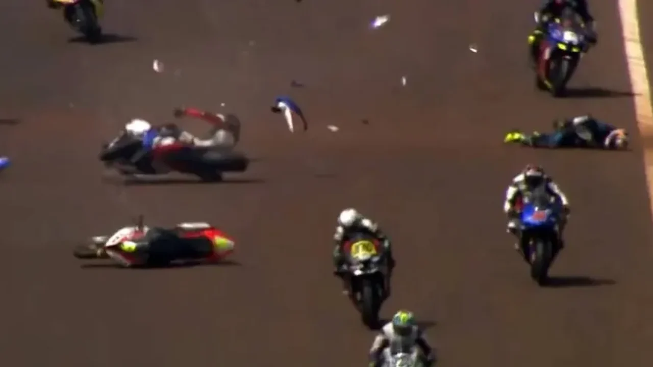 Imagens fortes: Pilotos morrem após grave acidente em GP de motovelocidade em Cascavel