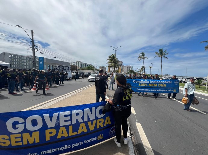 Governo coloca policiais militares contra policiais civis em ato público na PGE