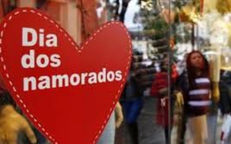 Por que o Dia dos Namorados é comemorado em junho no Brasil? Quem inventou a data?