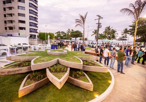 Praça Emílio de Maya, na orla de Ponta Verde, é reinaugurada após revitalização