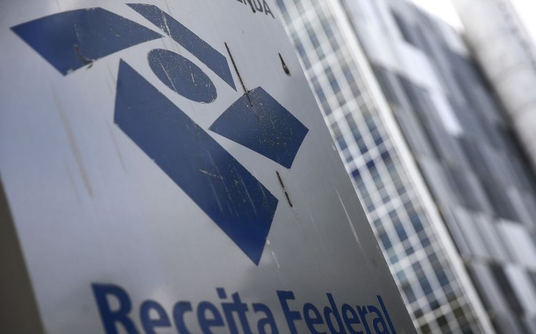 Receita alerta para golpes com taxa falsa sobre Pix