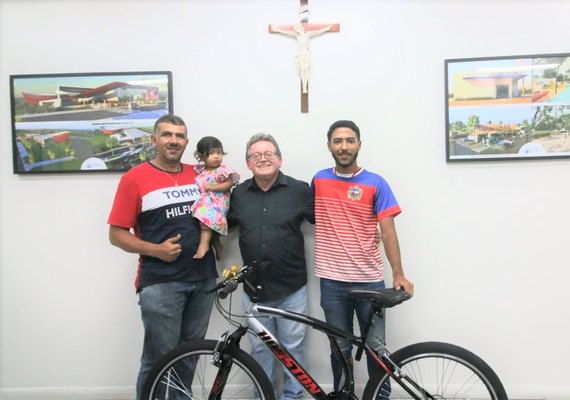 Atleta arapiraquense recebe bicicleta para tentar novos títulos pelo Brasil