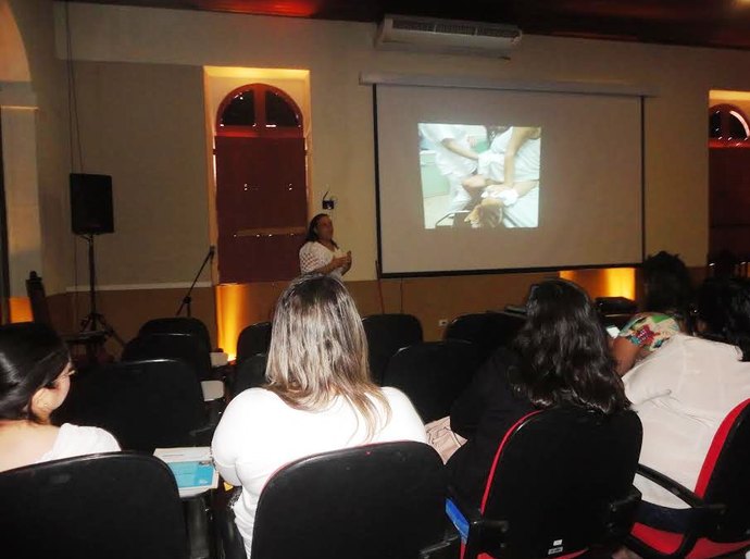 Técnicos da saúde discutem assistência humanizada ao recém-nascido