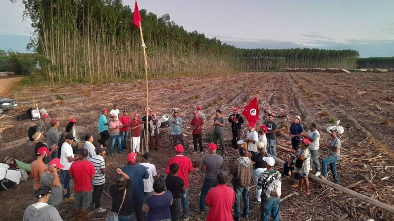Justiça manda desocupar área da Suzano invadida pelo MST na Bahia e fixa multa