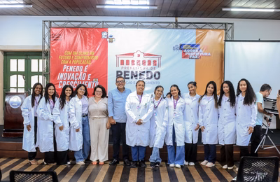 Prefeitura de Penedo doa jalecos para estudantes do IFAL e traz biomédica pesquisadora para inspirar alunas