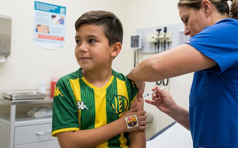 Garoto invoca time de futebol para criar coragem e tomar injeção e viraliza