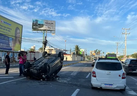 Trânsito fica lento na Av. Gustavo Paiva após carro de passeio capotar